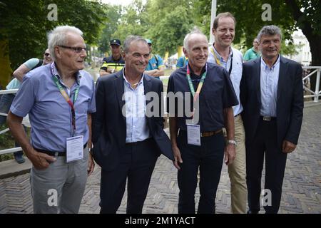 Ehemaliger niederländischer Radfahrer Jan Janssen, ehemaliger französischer Radfahrer Bernard Hinault, ehemaliger holländischer Radfahrer Joop Zoetemelk, Christian Prudhomme, Fahrraddirektor der ASO (Amaury Sport Organisation) und ehemaliger französischer Radfahrer Bernard Thevenet, die vor Beginn der Teampräsentation vor dem Beginn der 102.. Ausgabe des Radrennens Tour de France fotografiert wurden; Donnerstag, 02. Juli 2015 in Utrecht, Niederlande. Die diesjährige Tour de France beginnt am Samstag. Stockfoto