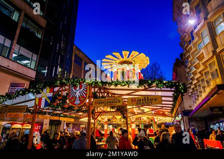 Der jährliche Frankfurter Weihnachtsmarkt und Lichter, Birmingham, West Midlands, England, bei Nacht im Winter Stockfoto