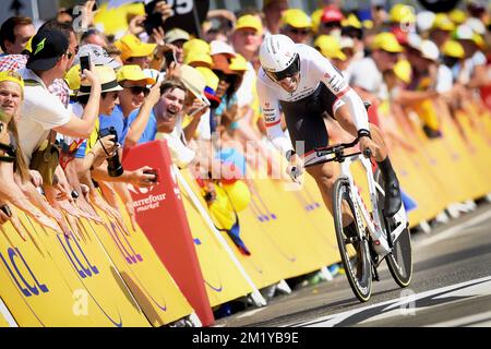 Swiss Fabian Cancellara of Trek Factory Racing überquert die Ziellinie bei einem Prolog-Einzelversuch von 13,8 km in Utrecht, Niederlande, während der 102.. Ausgabe des Tour de France-Radrennen am Samstag, den 04. Juli 2015. Die diesjährige Tour de France findet vom 4. Bis 26. Juli statt. Stockfoto