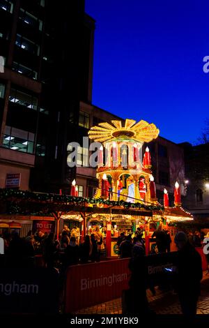 Der jährliche Frankfurter Weihnachtsmarkt und Lichter, Birmingham, West Midlands, England, bei Nacht im Winter Stockfoto