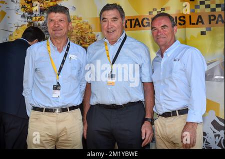 20150706 - ANTWERPEN, BELGIEN: Ehemaliger französischer Radfahrer Bernard Thevenet, ehemaliger belgischer Radfahrer Eddy Merckx und ehemaliger französischer Radfahrer Bernard Hinault, gemalt zu Beginn der 3. Etappe der 102.. Ausgabe des Radrennens Tour de France, 159,5 km von Antwerpen nach Huy, Montag, 06. Juli 2015. Die diesjährige Tour de France findet vom 4. Bis 26. Juli statt. BELGA FOTO LUC CLAESSEN Stockfoto