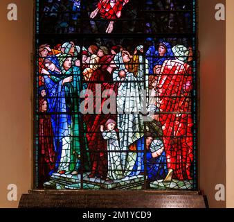 Innenseite der St. Philip's Cathedral, Colmore Row, Birmingham, West Midlands, England - Details aus Buntglas von Edward Burne-Jones Stockfoto