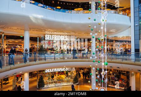 Eintritt zum Kaufhaus Selfridge's im Bullring Shopping Centre vor Weihnachten, Birmingham, West Midlands, England Stockfoto