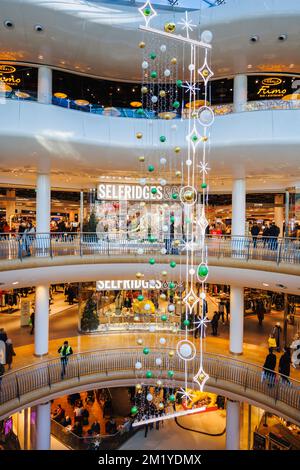 Eintritt zum Kaufhaus Selfridge's im Bullring Shopping Centre vor Weihnachten, Birmingham, West Midlands, England Stockfoto