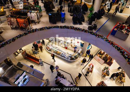 Innenansicht des Kaufhauses Selfridge's im Bull Ring Shopping Centre, Birmingham, West Midlands, England, vor Weihnachten Stockfoto