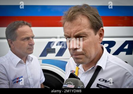 Katusha-Sprecher Philippe Maertens und Russisch Viacheslav Ekimov, General Manager des Teams Katusha, bildeten vor der 8. Etappe der 102.. Ausgabe des Radrennen Tour de France, 181,5 km von Rennes bis Mur de Bretagne, Frankreich, Samstag, den 11. Juli 2015. Stockfoto