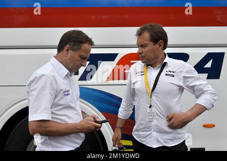 Katusha-Sprecher Philippe Maertens und Russisch Viacheslav Ekimov, General Manager des Teams Katusha, bildeten vor der 8. Etappe der 102.. Ausgabe des Radrennen Tour de France, 181,5 km von Rennes bis Mur de Bretagne, Frankreich, Samstag, den 11. Juli 2015. Stockfoto