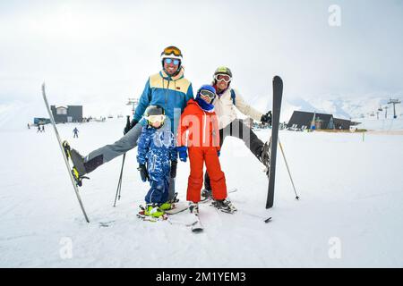 25.. januar 2022 - Gudauri, Georgien: eine kaukasische vierköpfige Familie im Skigebiet posieren für ein Urlaubsfoto im schneebedeckten Bergresort Stockfoto