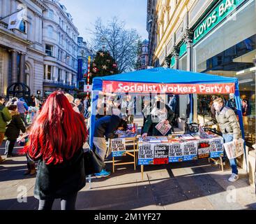 Die sozialistische Arbeiterpartei befindet sich in der belebten Fußgängerzone New Street, Birmingham, West Midlands, England, mit NHS-Streikposten im Winter Stockfoto