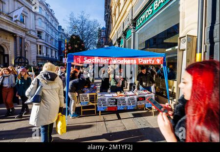 Die sozialistische Arbeiterpartei befindet sich in der belebten Fußgängerzone New Street, Birmingham, West Midlands, England, mit NHS-Streikposten im Winter Stockfoto