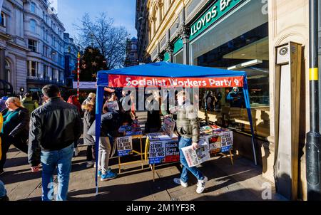 Die sozialistische Arbeiterpartei befindet sich in der belebten Fußgängerzone New Street, Birmingham, West Midlands, England, mit NHS-Streikposten im Winter Stockfoto