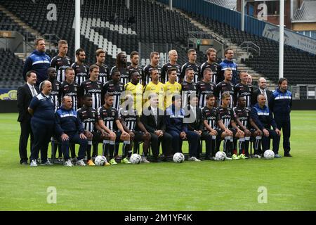 (Obere Reihe L-R): Physiotherapeut Marc Etienne, Roman Ferber , Stergos Marinos, Adrian Adam, Dieumerci Ndongala, Enes Saglik, Guillaume Francois, Karel Geraerts, Robin Leemans, Damien Marcq, Dr. Frederic Borlee, (Middle Row L-R): Handelsdirektor Walter Chardon, Christophe Diandy, Florent Stevance, Benjamin Boulenger, Mohamed DAF, Torwart Parfait Mandanda, Torwart Nicolas Penneteau, Torwart Valentin Baume, Dorian Dessoleil, Sebastien Dewaest, Neuer Spieler David Pollet, Clement Tainmont, Arnaud Charlier, Generalsekretär Pierre-Yves Hendrickx (Hinterreihe L-R): Lagerarbeiter David Dalmu Stockfoto