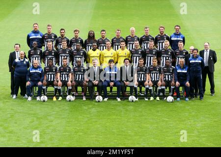 (Obere Reihe L-R): Physiotherapeut Marc Etienne, Roman Ferber , Stergos Marinos, Adrian Adam, Dieumerci Ndongala, Enes Saglik, Guillaume Francois, Karel Geraerts, Robin Leemans, Damien Marcq, Dr. Frederic Borlee, (Middle Row L-R): Handelsdirektor Walter Chardon, Christophe Diandy, Florent Stevance, Benjamin Boulenger, Mohamed DAF, Torwart Parfait Mandanda, Torwart Nicolas Penneteau, Torwart Valentin Baume, Dorian Dessoleil, Sebastien Dewaest, Neuer Spieler David Pollet, Clement Tainmont, Arnaud Charlier, Generalsekretär Pierre-Yves Hendrickx (Hinterreihe L-R): Lagerarbeiter David Dalmu Stockfoto