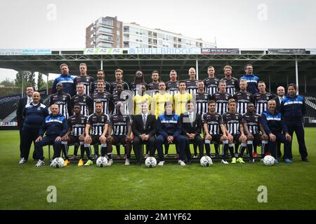 (Obere Reihe L-R): Physiotherapeut Marc Etienne, Roman Ferber , Stergos Marinos, Adrian Adam, Dieumerci Ndongala, Enes Saglik, Guillaume Francois, Karel Geraerts, Robin Leemans, Damien Marcq, Dr. Frederic Borlee, (Middle Row L-R): Handelsdirektor Walter Chardon, Christophe Diandy, Florent Stevance, Benjamin Boulenger, Mohamed DAF, Torwart Parfait Mandanda, Torwart Nicolas Penneteau, Torwart Valentin Baume, Dorian Dessoleil, Sebastien Dewaest, Neuer Spieler David Pollet, Clement Tainmont, Arnaud Charlier, Generalsekretär Pierre-Yves Hendrickx (Hinterreihe L-R): Lagerarbeiter David Dalmu Stockfoto