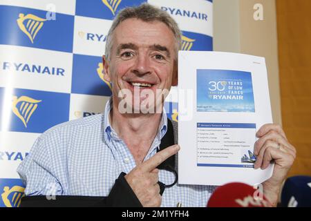 Auf einer Pressekonferenz der irischen Billigfluggesellschaft Ryanair am Mittwoch, den 15. Juli 2015 in Brüssel stellte der CEO von Ryanair Michael O'Leary ein Foto vor. Stockfoto