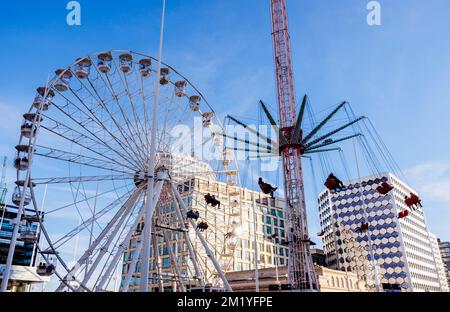 The Birmingham Big Wheel and Rides, Centenary Square, Birmingham, West Midlands, England, Jährliche Winterattraktion und Familienunterhaltung Stockfoto