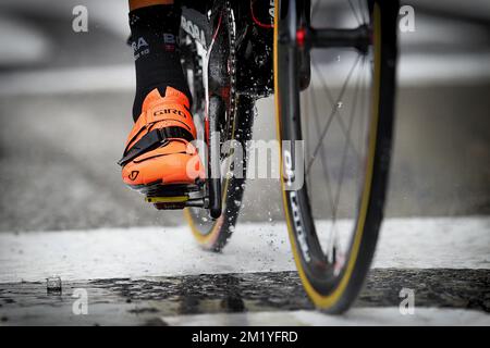 Abbildung zeigt einen Radfahrer, der während der 12. Etappe des Radrennens Tour de France 2015, 195 km von Lannemezan bis Plateau de Beille, Frankreich, am Donnerstag, den 16. Juli 2015, im Regen reitet. Die diesjährige Tour de France findet vom 4. Bis 26. Juli statt. Stockfoto