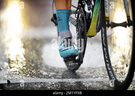 Abbildung zeigt einen Radfahrer, der während der 12. Etappe des Radrennens Tour de France 2015, 195 km von Lannemezan bis Plateau de Beille, Frankreich, am Donnerstag, den 16. Juli 2015, im Regen reitet. Die diesjährige Tour de France findet vom 4. Bis 26. Juli statt. Stockfoto