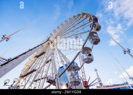 The Birmingham Big Wheel and Rides, Centenary Square, Birmingham, West Midlands, England, Jährliche Winterattraktion und Familienunterhaltung Stockfoto