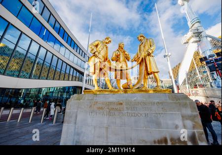 Die Golden Boys Statue von Matthew Boulton, James Watt und William Murdoch von der industriellen Revoluiton in Centenary Square, Birmingham, West Midlands Stockfoto