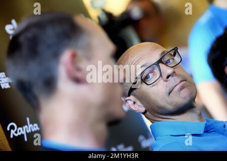 British Chris Froome von Team Sky und Welsh David Brailsford, General Manager von Team Sky, wurden auf einer Pressekonferenz am zweiten Ruhetag während der 2015. Ausgabe des Radrennens Tour de France in Gap, Frankreich, Dienstag, den 21. Juli 2015, vorgestellt. Stockfoto