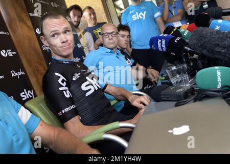 British Chris Froome von Team Sky und Welsh David Brailsford, General Manager von Team Sky, wurden auf einer Pressekonferenz am zweiten Ruhetag während der 2015. Ausgabe des Radrennens Tour de France in Gap, Frankreich, Dienstag, den 21. Juli 2015, vorgestellt. Stockfoto