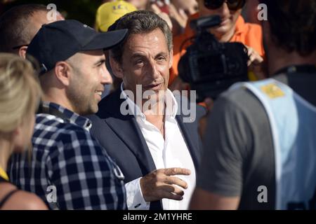 Der ehemalige französische Präsident Nicolas Sarkozy bildete das Bild nach der Ankunft der Etappe 18 der 2015. Ausgabe des Radrennen Tour de France, 186,5 km von Gap nach Saint-Jean-de-Maurienne, Frankreich, Donnerstag, den 23. Juli 2015. Stockfoto