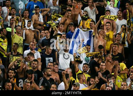 Beitars Fans wurden während des Rückspiels zwischen der belgischen Fußballmannschaft Sporting Charleroi in der ersten Liga und dem israelischen Verein Beitar Jerusalem F.C. der zweiten Qualifikationsrunde für das Europa League-Turnier in Jerusalem, Israel, am Donnerstag, den 23. Juli 2015, abgebildet. Charleroi gewann die erste Etappe 5:1. Stockfoto