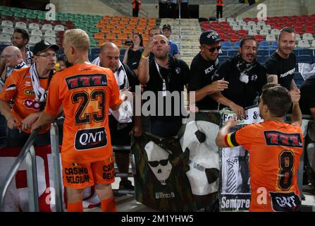 Charlerois Anhänger feiern nach dem Gewinn des Rückspiels zwischen der belgischen Fußballmannschaft Sporting Charleroi in der ersten Division und dem israelischen Verein Beitar Jerusalem F.C. der zweiten Qualifikationsrunde für das Europa League-Turnier in Jerusalem, Israel, am Donnerstag, den 23. Juli 2015. Charleroi gewann die erste Etappe 5:1. Stockfoto