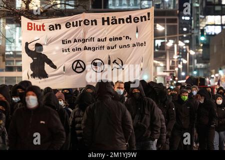 PRODUKTION - 13. Dezember 2022, Hessen, Frankfurt/Main: Demonstranten halten ein Banner mit der Aufschrift "Blut an den Händen" während einer Demonstration mit 450 Teilnehmern gegen Polizeigewalt in Frankfurt. Foto: Hannes P. Albert/dpa Stockfoto