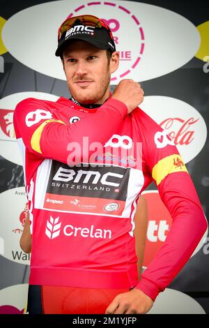 Luxemburgs Jempy Drucker vom BMC Racing Team feiert auf dem Podium der zweiten Etappe des Radrennens Tour de Wallonie, 171,4 km von Beaufays bis Bassenge, Sonntag, den 26. Juli 2015. Stockfoto