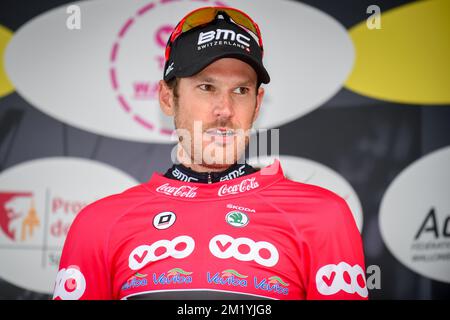 Der luxemburgische Jempy Drucker vom BMC Racing Team feiert mit dem Points Trikot nach der dritten Etappe des Radrennens Tour de Wallonie, 207km km von Bastogne nach Namur, Montag, den 27. Juli 2015, auf dem Podium. Stockfoto