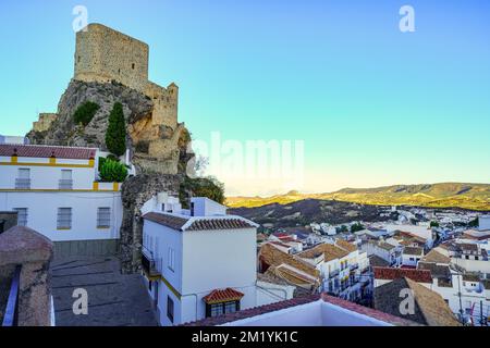 Alte Gebäude des andalusischen weißen Dorfes Olvera bei Sonnenuntergang an einem sonnigen Tag, Cadiz. Stockfoto