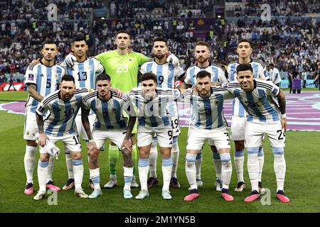 AL DAAYEN - Back Row (lr) Leandro Daniel Paredes aus Argentinien, Cristian Romero aus Argentinien, Argentinien Torwart Damian Martinez, Nicolas Otamendi aus Argentinien, Alexis Mac Allister aus Argentinien, Nahuel Molina aus Argentinien. Vordere Reihe (lr) Lionel Messi aus Argentinien, Rodrigo De Paul aus Argentinien, Julian Alvarez aus Argentinien, Nicolas Tagliafico aus Argentinien, Enzo Fernandez aus Argentinien während des Halbfinalspiels der FIFA-Weltmeisterschaft Katar 2022 zwischen Argentinien und Kroatien am 13. Dezember 2022 im Lusail-Stadion in Al Daayen, Katar. AP | niederländische Höhe | MAURICE AUS STEIN Stockfoto