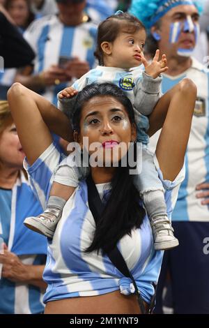 Doha, Katar. 13.. Dezember 2022. Argentinische Fans schauen beim Halbfinalspiel der FIFA-Weltmeisterschaft 2022 im Lusail Stadium in Doha, Katar, am 13. Dezember 2022 zu. Foto: Chris Brunskill/UPI Credit: UPI/Alamy Live News Stockfoto