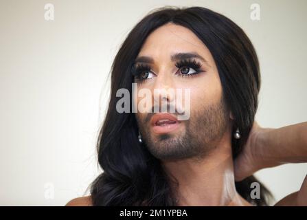 20150809 - ANTWERPEN, BELGIEN: Conchita Wurst auf einer Pressekonferenz in Antwerpen zum Abschlussfestival von Antwerpen Pride, Sonntag, den 09. August 2015. BELGA FOTO NICOLAS MAETERLINCK Stockfoto