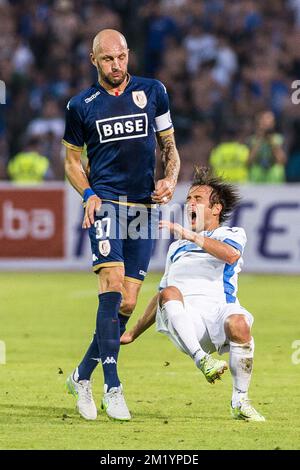 20150806 - LÜTTICH, BELGIEN: Im Asim Ferhatovic Hase Stadion kämpfen Jelle Van Damme von Standard und Ognjen Delmic von Zeljeznicar um den Ball in einem Rückspiel der dritten Vorrunde der UEFA Europa League zwischen dem bosnischen Fußballverein FK Zeljeznicar und der belgischen First League-Fußballmannschaft Standard de Liege Sarajevo, Bosnien und Herzegowina, Donnerstag, 06. August 2015. Standard gewann die erste Etappe 2-1. BELGA FOTO LAURIE DIEFFEMBACQ Stockfoto