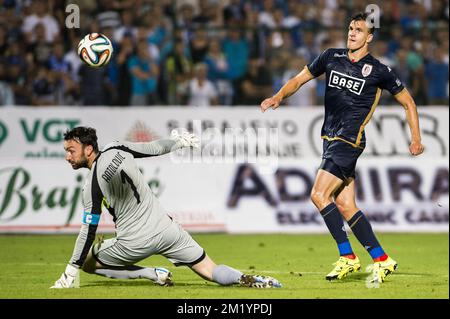 20150806 - LÜTTICH, BELGIEN: Marijan Antolovic von Zeljeznicar und Ivan Santini von Standard kämpfen um den Ball während eines Rückspiels der dritten Vorrunde des UEFA Europa League-Wettbewerbs zwischen dem bosnischen Fußballverein FK Zeljeznicar und dem belgischen Fußballteam Standard de Liege im Asim Ferhatovic Hase-Stadion in Sarajevo; Bosnien und Herzegowina, Donnerstag, den 06. August 2015. Standard gewann die erste Etappe 2-1. BELGA FOTO LAURIE DIEFFEMBACQ Stockfoto