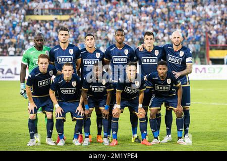 20150806 - LÜTTICH, BELGIEN: Spieler von Standard zu Beginn eines Rückspieles der dritten Vorrunde der UEFA Europa League zwischen dem bosnischen Fußballverein FK Zeljeznicar und der belgischen ersten Fußballmannschaft Standard de Liege im Asim Ferhatovic Hase Stadion in Sarajevo; Bosnien und Herzegowina, Donnerstag, den 06. August 2015. Standard gewann die erste Etappe 2-1. BELGA FOTO LAURIE DIEFFEMBACQ Stockfoto