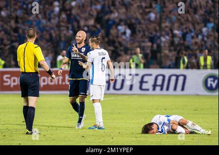 20150806 - LÜTTICH, BELGIEN: Jelle Van Damme von Standard spricht mit dem Schiedsrichter während eines Rückspiels der dritten Vorrunde des Wettbewerbs der UEFA Europa League zwischen dem bosnischen Fußballverein FK Zeljeznicar und der belgischen Fußballmannschaft Standard de Liege im Asim Ferhatovic Hase-Stadion in Sarajevo, Bosnien und Hercisco, Donnerstag, 06. August 2015. Standard gewann die erste Etappe 2-1. BELGA FOTO LAURIE DIEFFEMBACQ Stockfoto