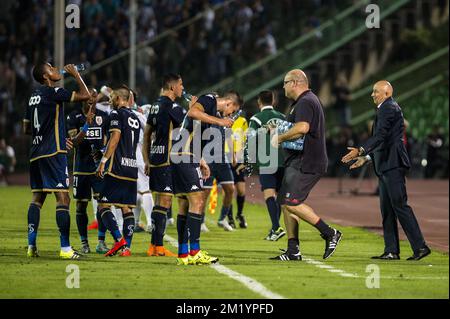 20150806 - LÜTTICH, BELGIEN: Die Spieler von Standard wurden während eines Rückspiels der dritten Vorrunde der UEFA Europa League zwischen dem bosnischen Fußballverein FK Zeljeznicar und der belgischen Fußballmannschaft Standard de Liege im Asim Ferhatovic Hase Stadium in Sarajevo, Bosnien und Herzegowina, am Donnerstag, den 06. August 2015, abgebildet. Standard gewann die erste Etappe 2-1. BELGA FOTO LAURIE DIEFFEMBACQ Stockfoto