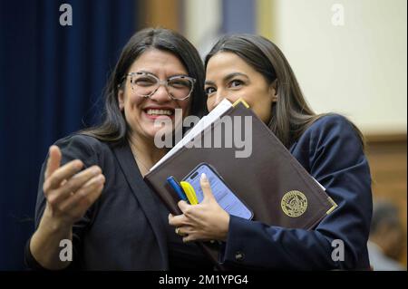 Washington, Usa. 13.. Dezember 2022. Rep. Rashida Tlaib, D-MI, und Rep. Alexandria Ocasio-Cortez, D-NY, sprechen während einer Anhörung des House Financial Services Committee zum FTX-Zusammenbruch in den USA Capitol in Washington, DC, am Dienstag, den 13. Dezember 2022. Foto: Bonnie Cash/UPI Credit: UPI/Alamy Live News Stockfoto