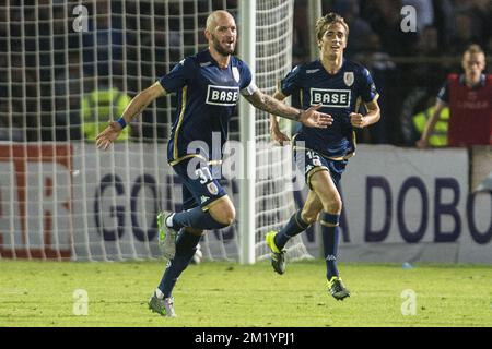 20150806 - LÜTTICH, BELGIEN: Jelle Van Damme von Standard und Julien De Sart von Standard feiern, nachdem sie im Asim Ferhatovic Hase Stadion während eines Rückspieles der dritten Vorrunde der UEFA Europa League zwischen dem bosnischen Fußballverein FK Zeljeznicar und dem belgischen Fußballteam Standard de Liege ein Tor geschossen haben Sarajevo, Bosnien und Herzegowina, Donnerstag, 06. August 2015. Standard gewann die erste Etappe 2-1. BELGA FOTO LAURIE DIEFFEMBACQ Stockfoto