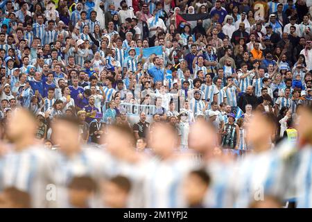 Vor dem Halbfinalspiel der FIFA-Weltmeisterschaft im Lusail Stadium in Lusail, Katar, singen die argentinischen Fans während der Nationalhymne mit den Spielern. Foto: Dienstag, 13. Dezember 2022. Stockfoto
