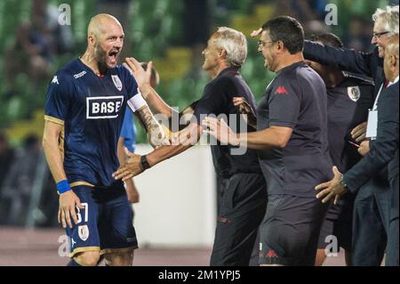 20150806 - LÜTTICH, BELGIEN: Die Mitarbeiter von Standard Jelle Van Damme und Standard feiern, nachdem sie in der dritten Vorrunde des UEFA Europa League-Wettbewerbs zwischen dem bosnischen Fußballverein FK Zeljeznicar und der belgischen First League-Fußballmannschaft Standard de Liege im Asim Ferhatovic Hase Stadium in Sarajevo Punkte erzielt haben. Bosnien und Herzegowina, Donnerstag, den 06. August 2015. Standard gewann die erste Etappe 2-1. BELGA FOTO LAURIE DIEFFEMBACQ Stockfoto