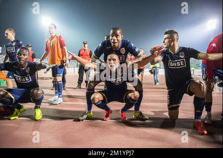 20150806 - LÜTTICH, BELGIEN: Anthony Knockaert von Standard und Ricardo Faty von Standard feiern nach dem Gewinn eines Rückspiels der dritten Vorrunde des UEFA Europa League-Wettbewerbs zwischen dem bosnischen Fußballverein FK Zeljeznicar und dem belgischen Fußballteam Standard de Liege im Asim Ferhatovic Hase Stadium in Sarajevo, Bosnien und Herzegowina, Donnerstag, den 06. August 2015. Standard gewann die erste Etappe 2-1. BELGA FOTO LAURIE DIEFFEMBACQ Stockfoto