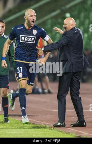 20150806 - LÜTTICH, BELGIEN: Jelle Van Damme von Standard und der Cheftrainer Slavoljub Muslin feiern, nachdem sie im Asim Ferhatovic Hase Stadion während der dritten Vorrunde der UEFA Europa League zwischen dem bosnischen Fußballverein FK Zeljeznicar und dem belgischen Fußballteam Standard de Liege ein Tor geschossen haben In Sarajewo, Bosnien und Herzegowina, Donnerstag, den 06. August 2015. Standard gewann die erste Etappe 2-1. BELGA FOTO LAURIE DIEFFEMBACQ Stockfoto