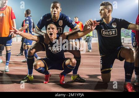 20150806 - LÜTTICH, BELGIEN: Anthony Knockaert von Standard und Ricardo Faty von Standard feiern nach dem Gewinn eines Rückspiels der dritten Vorrunde des UEFA Europa League-Wettbewerbs zwischen dem bosnischen Fußballverein FK Zeljeznicar und dem belgischen Fußballteam Standard de Liege im Asim Ferhatovic Hase Stadium in Sarajevo, Bosnien und Herzegowina, Donnerstag, den 06. August 2015. Standard gewann die erste Etappe 2-1. BELGA FOTO LAURIE DIEFFEMBACQ Stockfoto