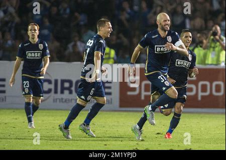 20150806 - LÜTTICH, BELGIEN: Jelle Van Damme von Standard feiert nach einem Treffer während eines Rückspiels der dritten Vorrunde des UEFA Europa League-Wettbewerbs zwischen dem bosnischen Fußballverein FK Zeljeznicar und dem belgischen Fußballteam Standard de Liege im Asim Ferhatovic Hase-Stadion in Sarajevo; Bosnien und Herzegowina, Donnerstag, den 06. August 2015. Standard gewann die erste Etappe 2-1. BELGA FOTO LAURIE DIEFFEMBACQ Stockfoto