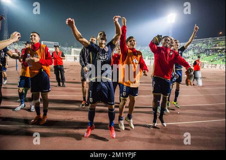 20150806 - LÜTTICH, BELGIEN: Die Spieler von Standard feiern nach dem Gewinn eines Rückspiels der dritten Vorrunde der UEFA Europa League zwischen dem bosnischen Fußballverein FK Zeljeznicar und dem belgischen Fußballteam Standard de Liege im Asim Ferhatovic Hase Stadium in Sarajevo, Bosnien und Herzegowina, Donnerstag, den 06. August 2015. Standard gewann die erste Etappe 2-1. BELGA FOTO LAURIE DIEFFEMBACQ Stockfoto